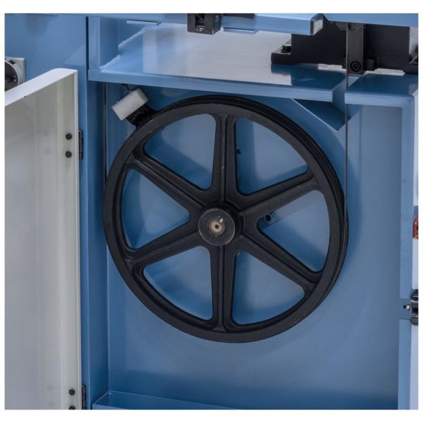 The drive wheel with special rubber tyre ensures smooth running and increases the service life of the band saw blade.